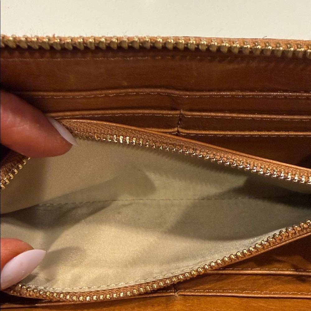 Tory Burch Brown Leather Wallet with Gold Logo - Picture 11 of 14